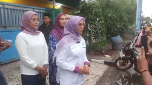 Perempuan Bangsa DKi bagi-bagi takjil